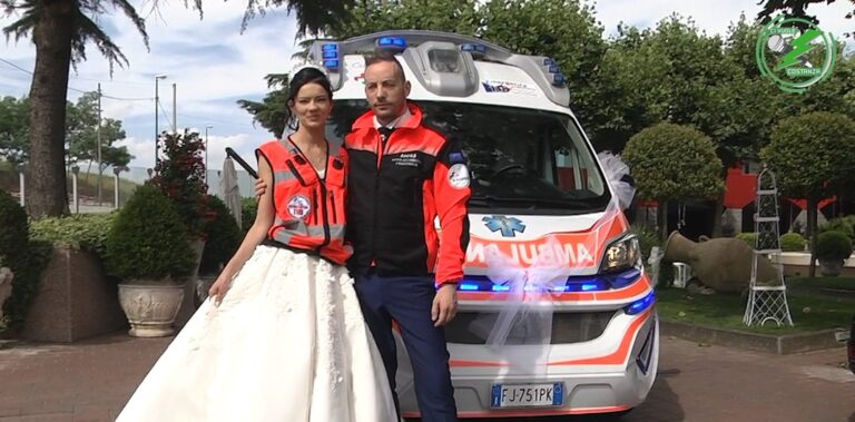Matrimonio in ambulanza: gli sposi arrivano in chiesa a sirene spiegate