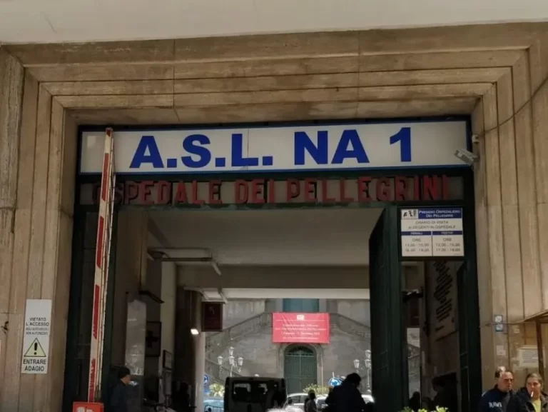 Uomo trasportato al Vecchio Pellegrini di Napoli per ferite d’arma da fuoco