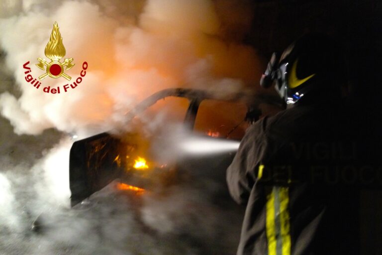 Auto in fiamme ad Avellino, intervengono i Vigili del Fuoco