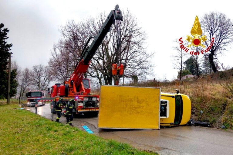 Perde il controllo del furgone e si ribalta: intervengono i Vigili del Fuoco