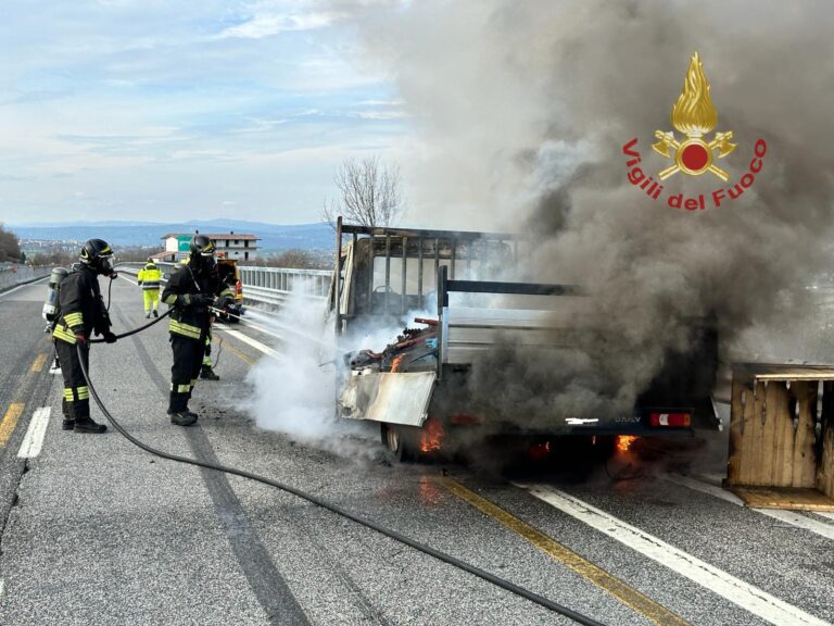 Furgone in transito prende fuoco: paura in autostrada