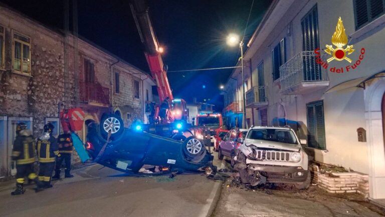 Lapio: pauroso incidente stradale auto sbanda e si ribalta