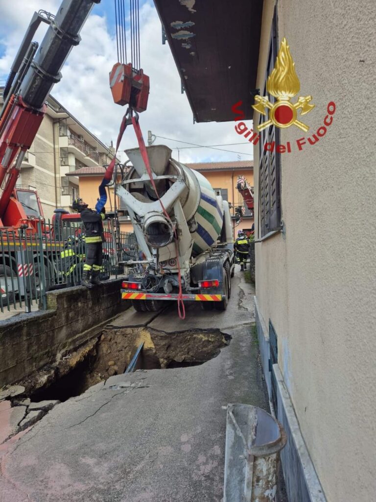 Si apre voragine ad Atripalda, sprofonda una betoniera