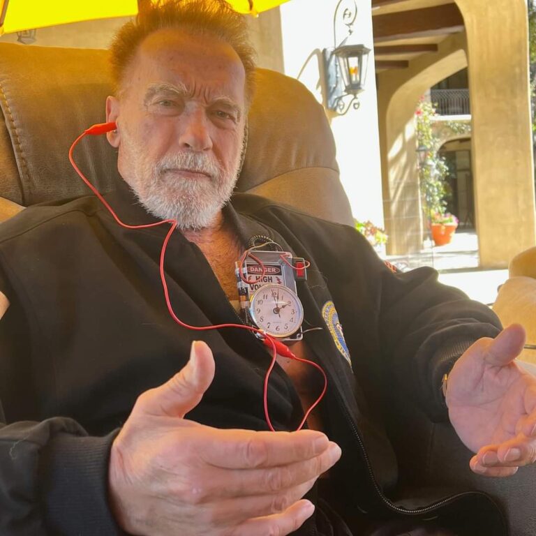 Con un post su facebook pubblica la foto Arnold Schwarzenegger rassicurando per le sue condizioni di salute.