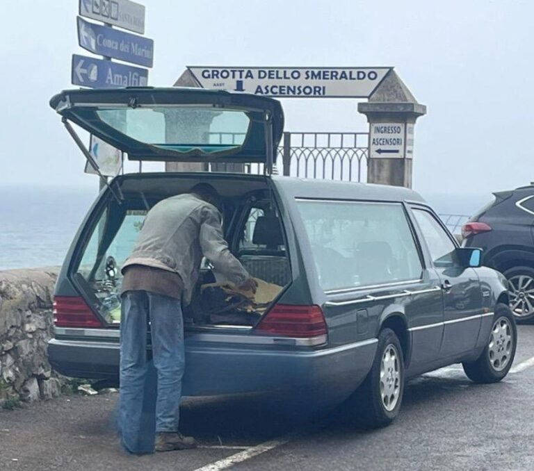 Carro funebre trasformato in camper per le vacanze: avvistato in costiera amalfitana