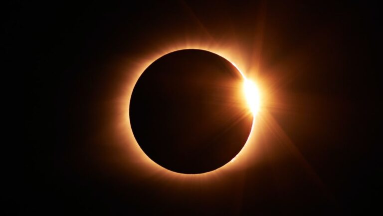 È già tutto pronto per stasera per l’evento Astronomico più atteso di tutto l’anno: La spettacolare eclissi totale del sole.