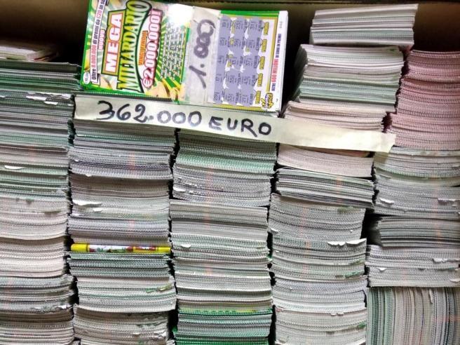 Mario e i 407 mila euro di gratta e vinci perdenti: «Li ho conservati tutti, mostrateli nelle piazze»