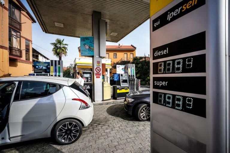 La benzina sfonda quota 2,5 euro anche in città.