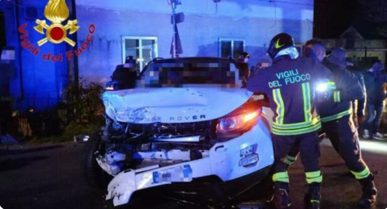 La 31enne alla guida del suv Range Rover che sabato notte ha speronato l’auto di pattuglia su cui viaggiavano tre carabinieri è risultata positiva ai primi test su alcol e cocaina.