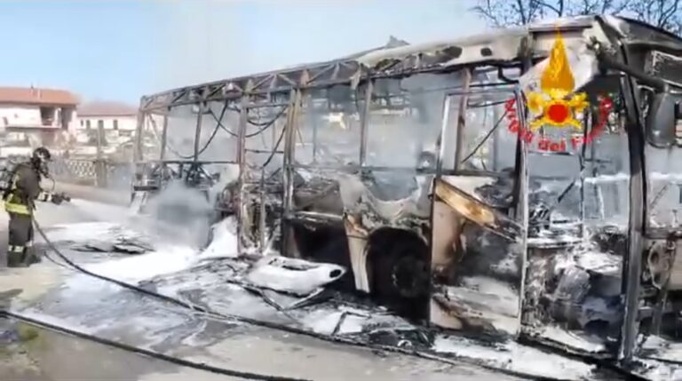 Bus dell’ AIR in fiamme a Paternopoli: Intervengono i Vigili del fuoco.
