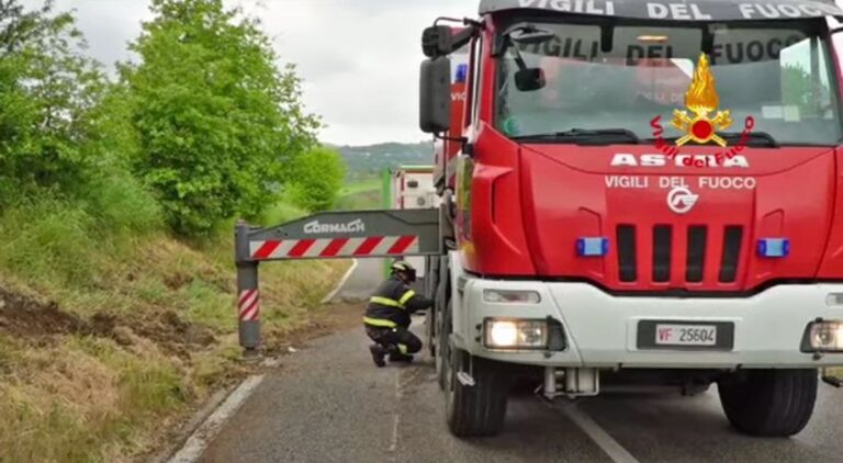 Autotreno con 50 suini si ribalta a Venticano