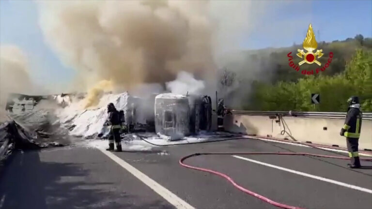 Mezzo pesante si ribalta e prende fuoco sull’A1 a Montevarchi