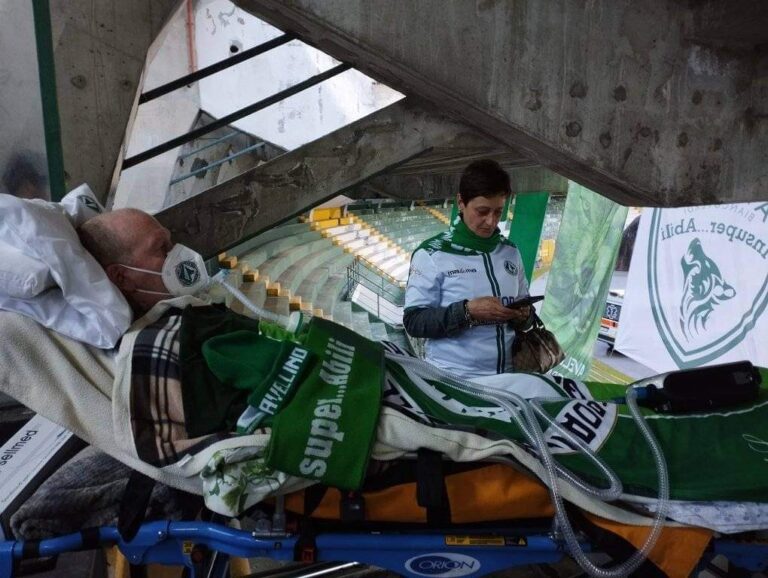 Gennaro, malato di SLA, si fa portare allo stadio per guardare l’Avellino, la sua squadra del cuore
