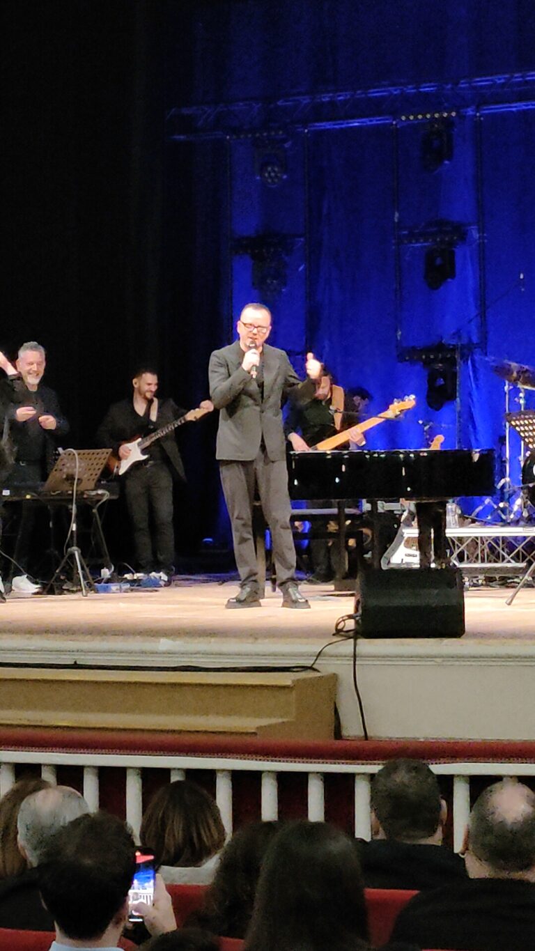 Gigi D’Alessio: “Stop alla guerra con la musica”, laurea honoris causa dal Conservatorio di Benevento