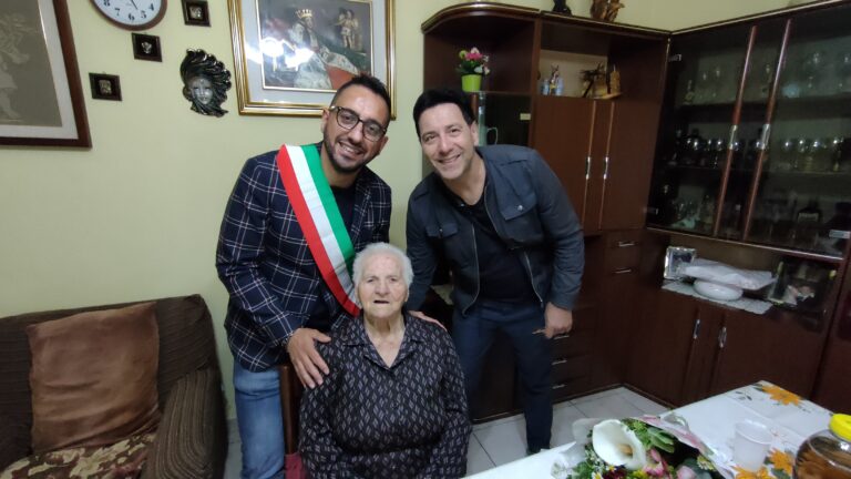 Nonna Vita, la storica bidella di Santa Paolina, festeggia 102 anni