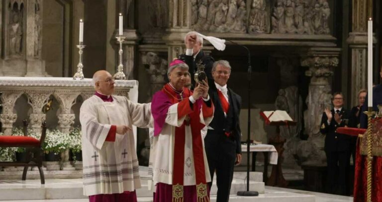 Miracolo di San Gennaro a Napoli: il sangue si è sciolto a Santa Chiara alle ore 18.38