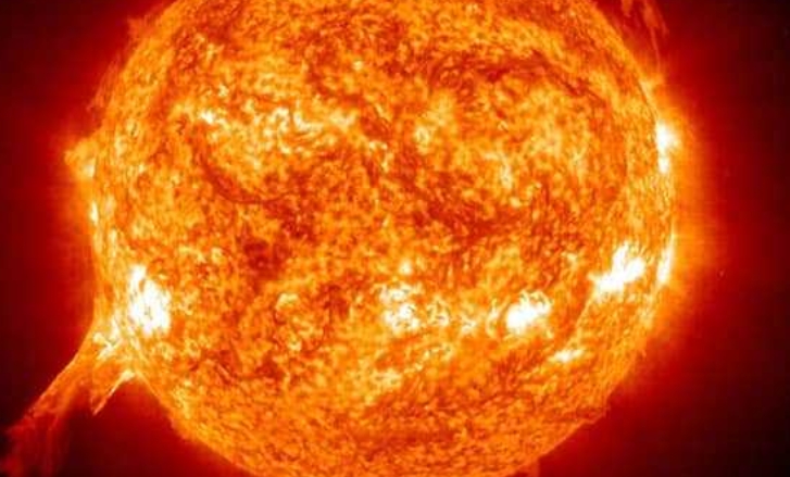 Una forte tempesta solare sta per colpire la Terra: quando accadrà e cosa può succedere