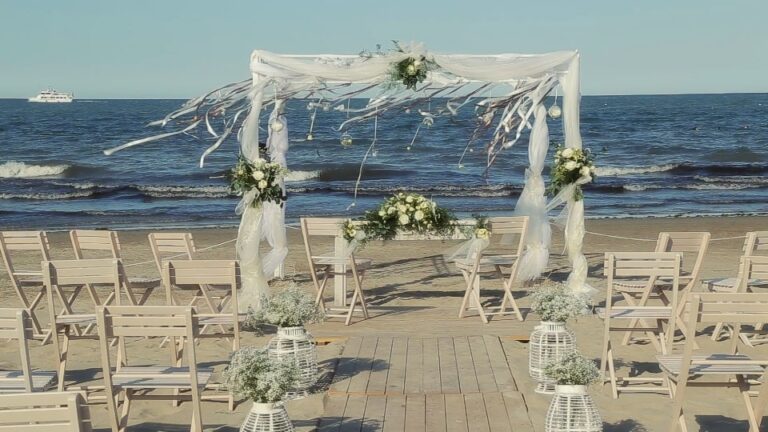 Matrimoni nudisti: in Italia il sì a piedi nudi sulla spiaggia