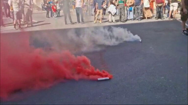 Conte contestato da manifestanti a Genova