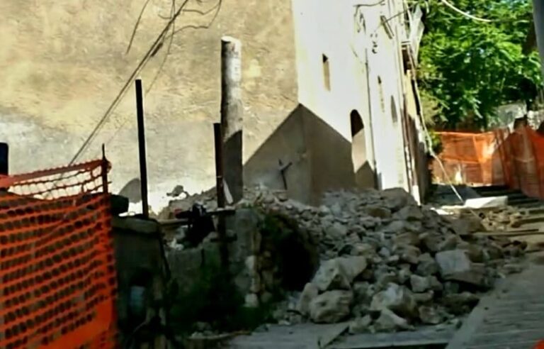 Crolla un’abitazione al centro di Montella: massi e pietre in strada, tragedia sfiorata
