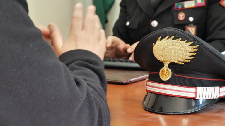 Vico Equense, rapina la nuora e si presenta dai carabinieri con la sim: arrestato 66enne
