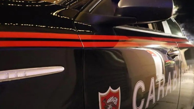 Cercola, minore alla guida fugge dai carabinieri: il passeggero lancia una pistola carica, un arresto e una denuncia