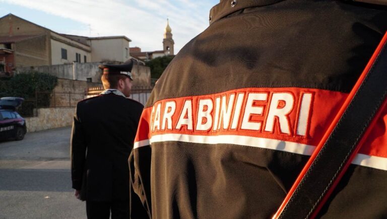 Acerra, incendia rifiuti e si allontana in bicicletta: 68enne arrestato dai carabinieri