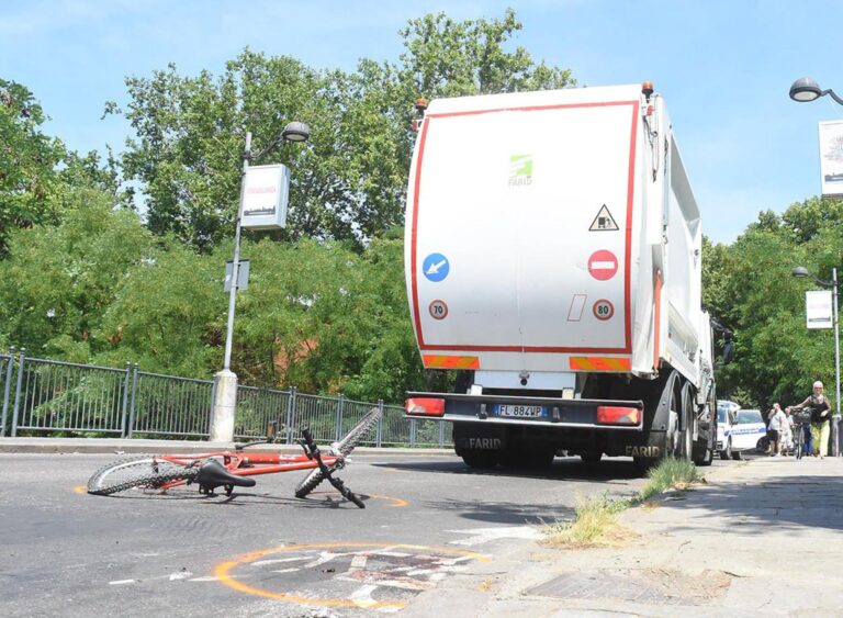11enne investito da un camion della nettezza urbana: muore in ospedale