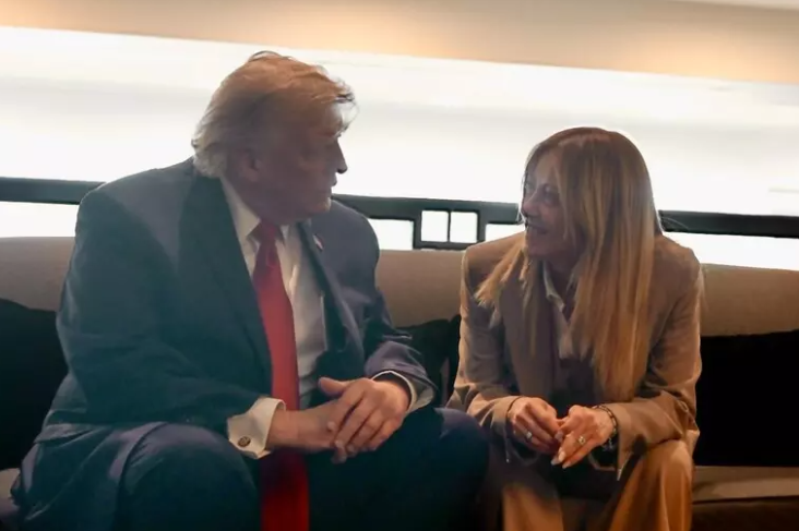Scontro dopo il G7, Trump: “Meloni mi ha implorato di fare una foto con lei”