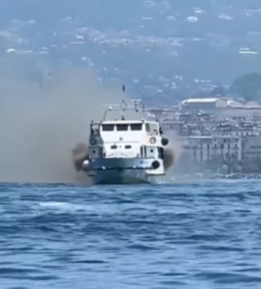 Incendio su un’imbarcazione diretta a Capri, paura tra i passeggeri