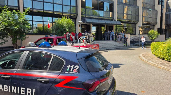 Incendio all’Agenzia delle Entrate di Roma: palazzo evacuato a La Rustica