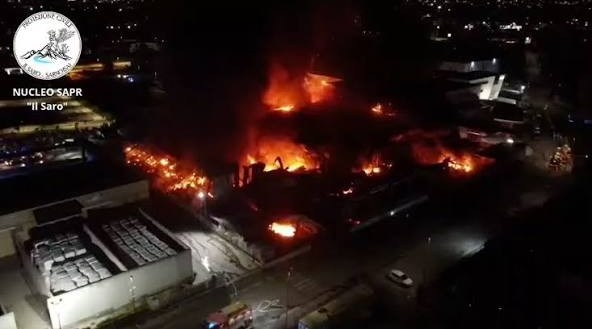 Sarno, incendio scoppiato nella notte in zona industriale: alta nube di fumo
