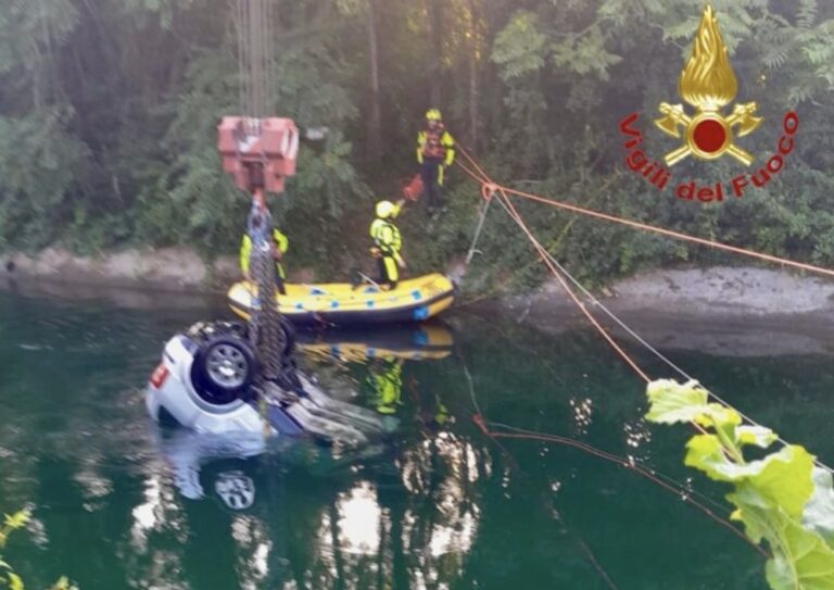 Tragedia: auto con nove giovani precipita nel canale Villoresi, tre morti