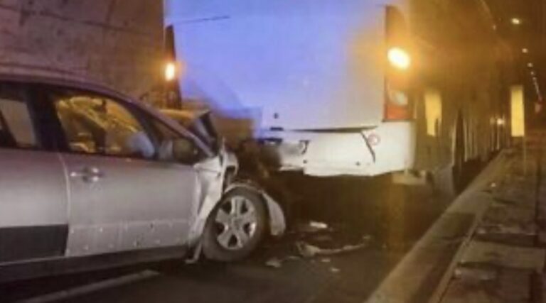Concerto di Geolier finisce nel dramma: bus pieno di spettatori fermo in galleria centrato da un’auto, muore un papà di 40 anni