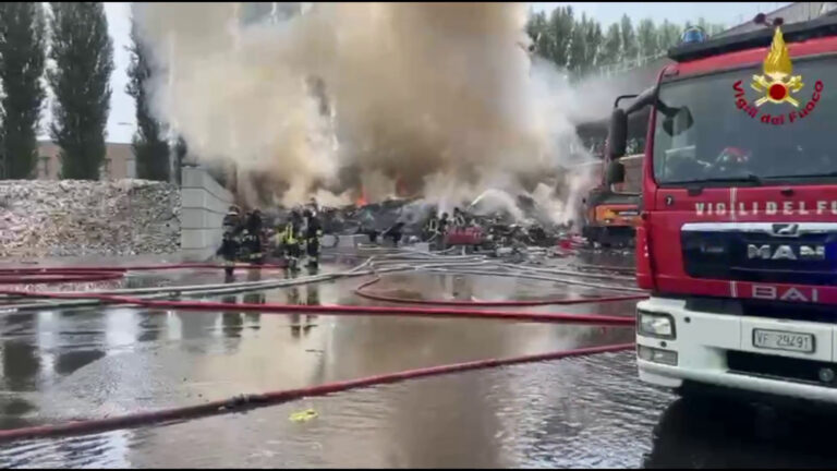 Incendio in una piattaforma ecologica alle porte di Milano, nessun ferito